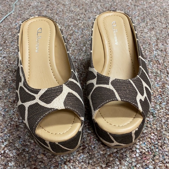 Chinese Laundry open toe giraffe pattern Heel slip ons. 7.5 4”heel - Picture 4 of 10